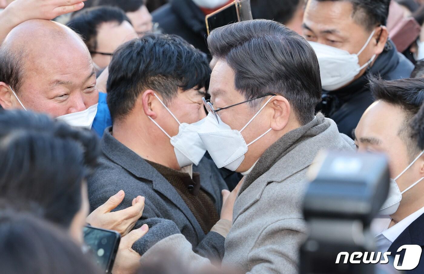 이재명 더불어민주당 대선후보가 14일 오후 인천시 부평구 부평 문화거리를 방문, 시민들에게 인사하고 있다. 2022.1.14/뉴스1 ⓒ News1 국회사진취재단