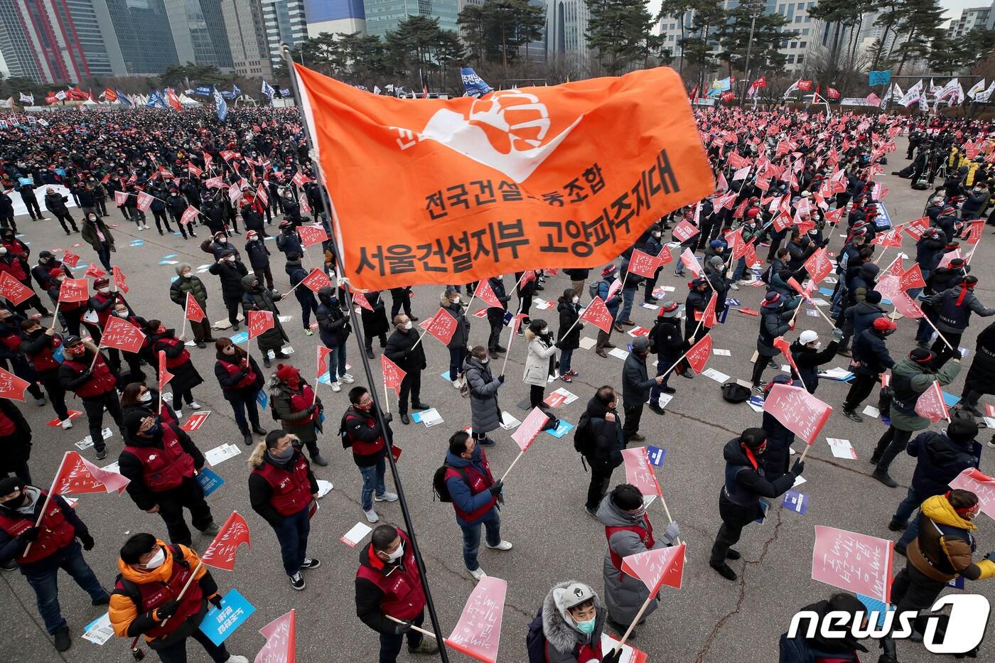 본문 이미지 - 민주노총과 한국진보연대, 전국농민회총연맹 등 진보단체들로 구성된 전국민중행동이 15일 오후 서울 여의도 공원에서 열린 '민중총궐기'에서 구호를 외치고 있다. 2022.1.15/뉴스1 ⓒ News1 성동훈 기자