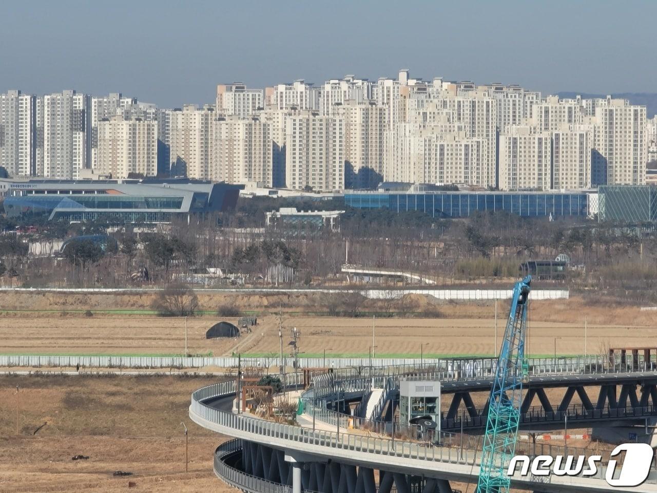 본문 이미지 - 세종시청 옥상에서 내려다본 금강보행교와 도심 아파트단지. ⓒ 뉴스1 장동열 기자