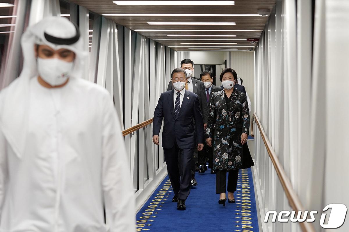 본문 이미지 - 아랍에미리트연합(UAE), 사우디아라비아, 이집트 등 중동 3개국 순방을 나선 문재인 대통령과 김정숙 여사. (자료사진) 2022.1.16/뉴스1