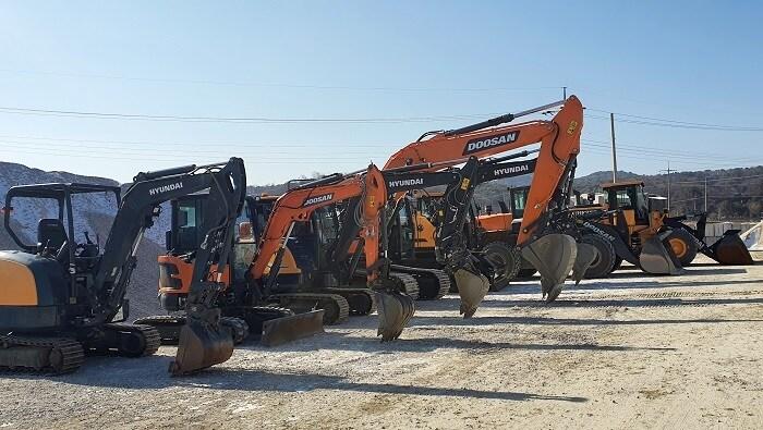 본문 이미지 - 현대두산인프라코어와 현대건설기계가 건설장비 혹한지 테스트를 진행하고 있다.(현대제뉴인 제공)ⓒ 뉴스1