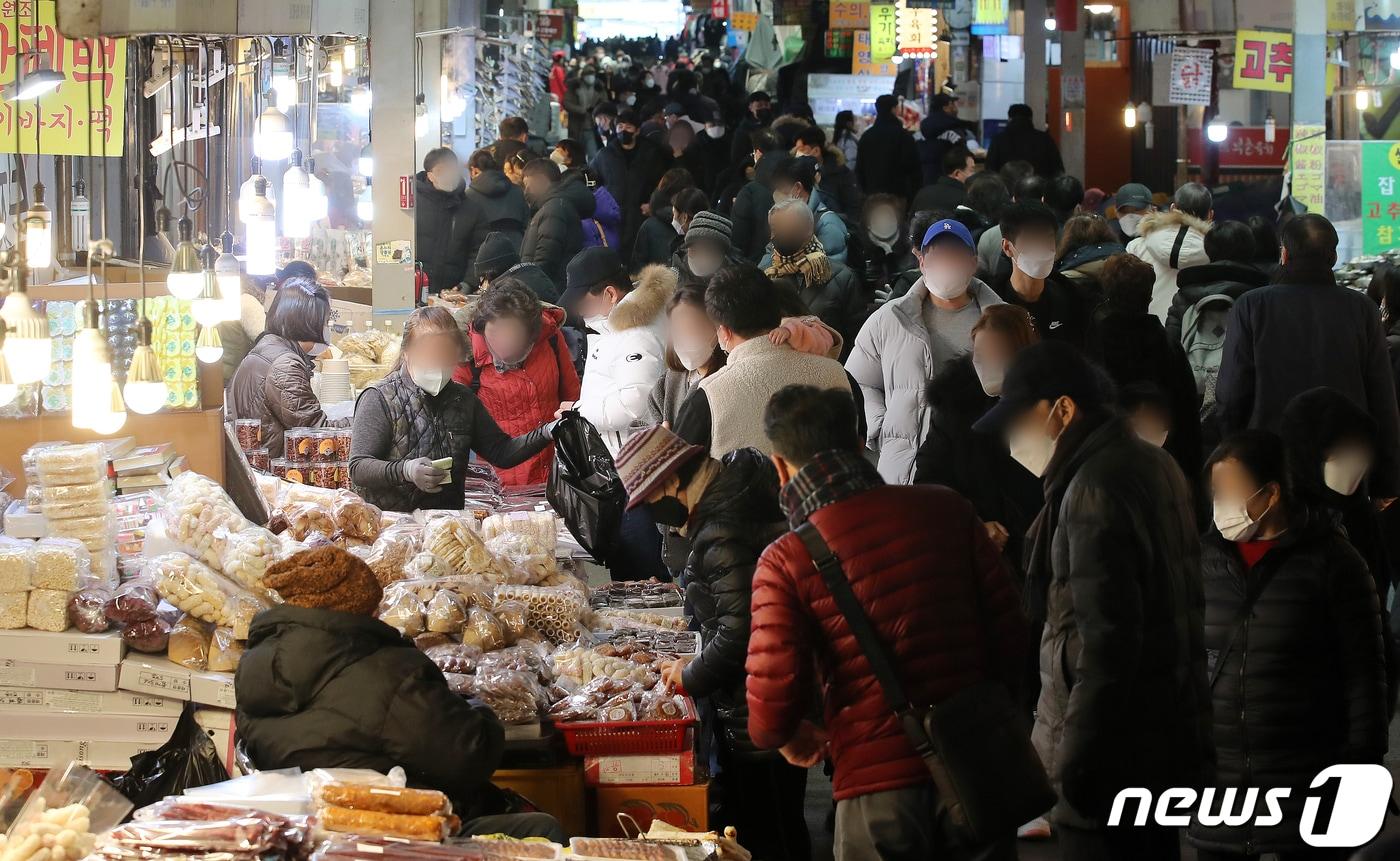 서울 종로구 광장시장이 인파로 북적이고 있다. (기사 내용과 무관) ⓒ News1 김진환 기자