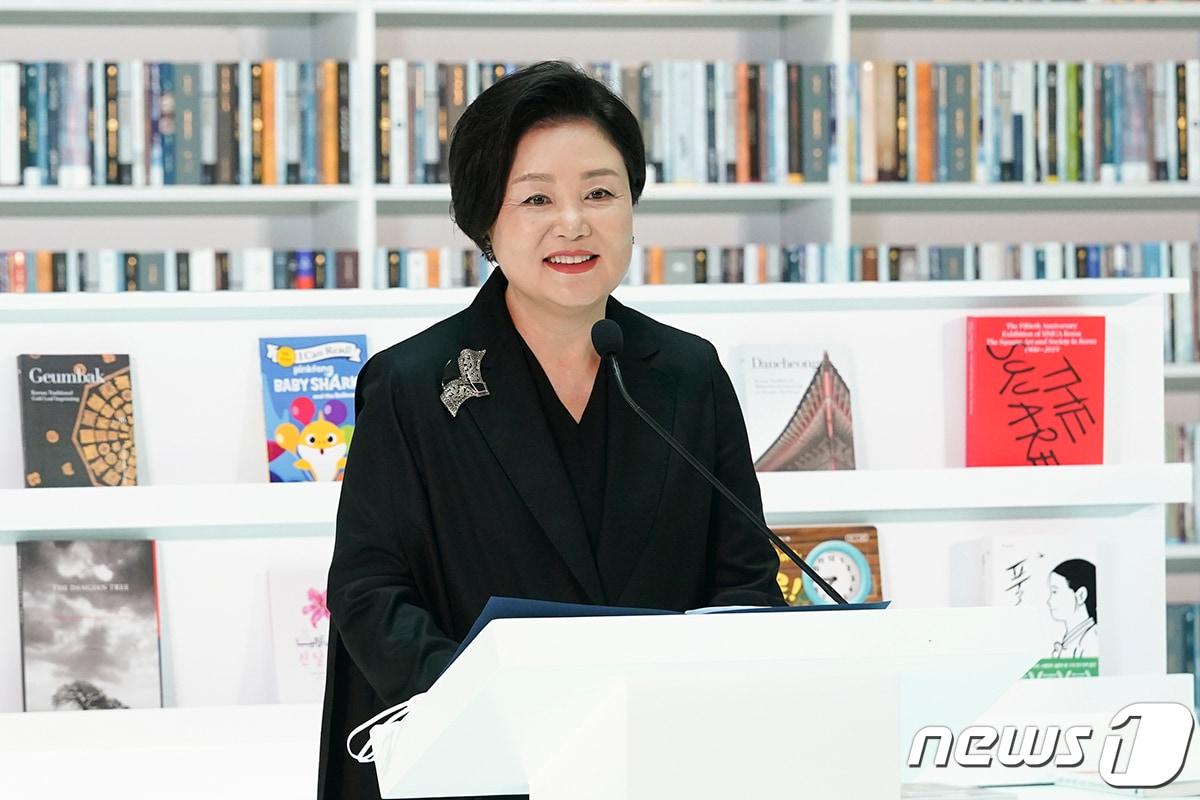 본문 이미지 - 문재인 대통령의 부인 김정숙 여사.(청와대 제공) 2022.1.17/뉴스1