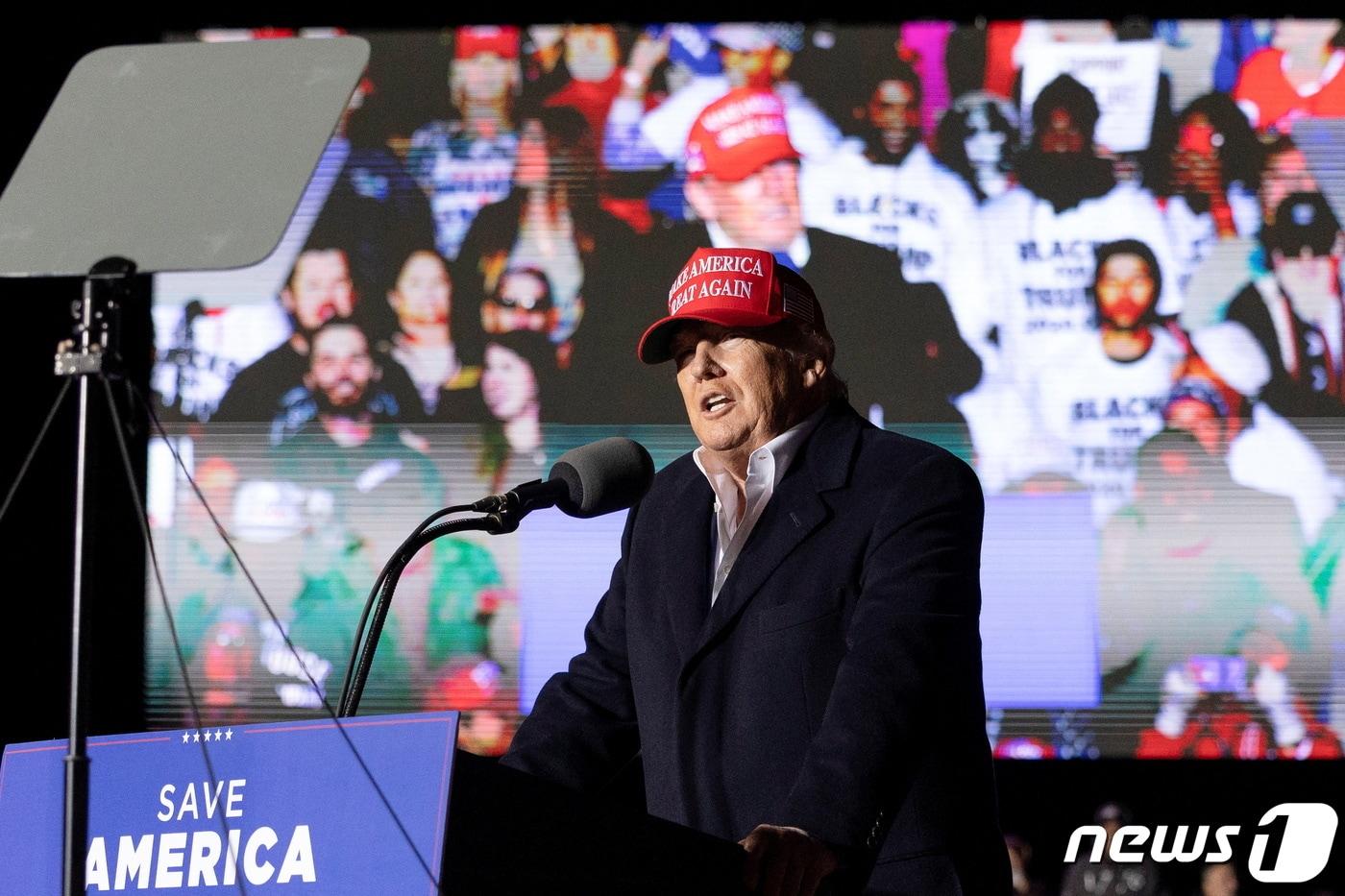 본문 이미지 - 도널드 트럼프 전 미국 대통령이 2022년 1월15일(현지시간) 미국 애리조나주 플로렌스에서 열린 집회에서 발언을 하고 있다. ⓒ 로이터=뉴스1 ⓒ News1 김현 특파원