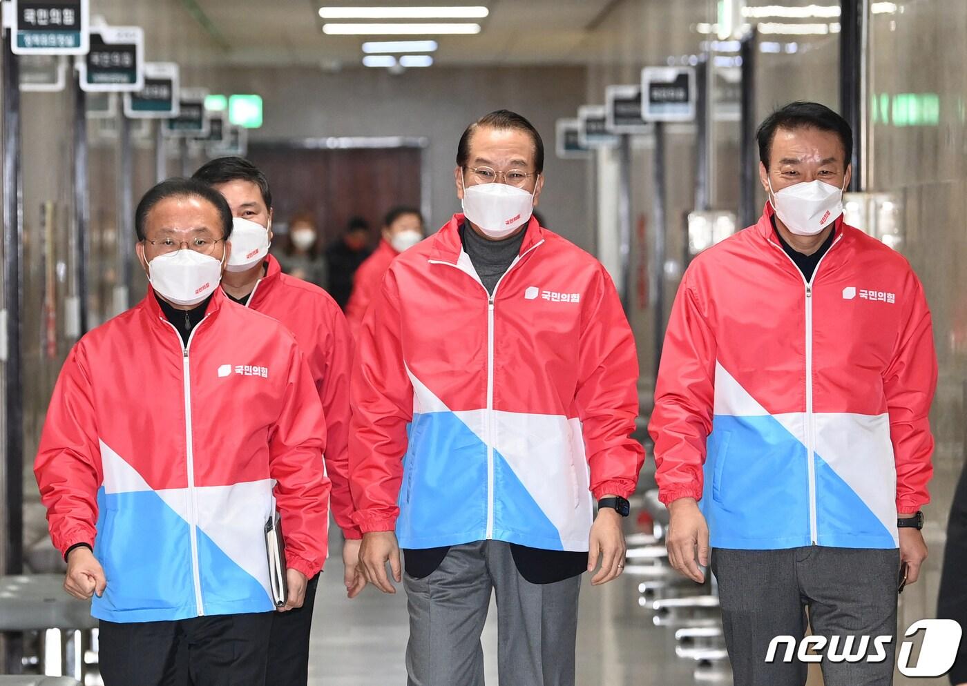 권영세 국민의힘 선거대책본부장이 17일 오전 서울 여의도 국회에서 열린 선거대책본부 회의에 참석하고 있다. 2022.1.17/뉴스1 ⓒ News1 이동해 기자