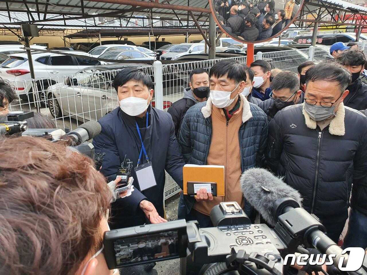 본문 이미지 - 홍석선 광주 서구 화정동아이파크피해대책위원장이 17일 오전 붕괴사고 현장에서 사고수습본부에 피해자를 위한 대피소 마련 등을 요구하고 있다.2022.1.17/뉴스1 ⓒ News1 김동수 기자