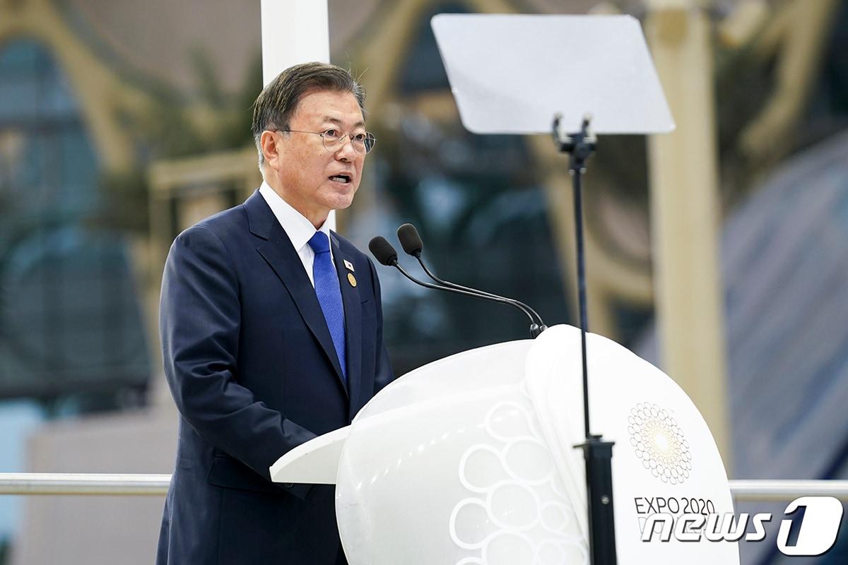 본문 이미지 - 문재인 대통령이 16일(현지시간) 아랍에미리트(UAE) 두바이 엑스포 알 와슬 플라자에서 열린 두바이 엑스포 한국의 날 공식행사에서 연설을 하고 있다.(청와대 제공) 2022.1.17/뉴스1