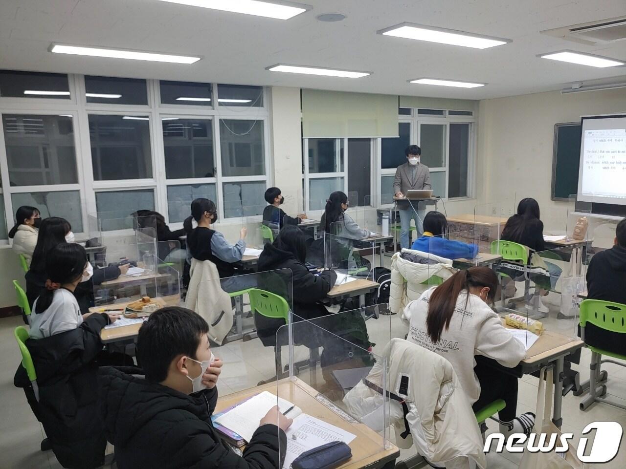 본문 이미지 - 산청 공립학원 우정학사 수업 모습(산청군 제공)ⓒ 뉴스1