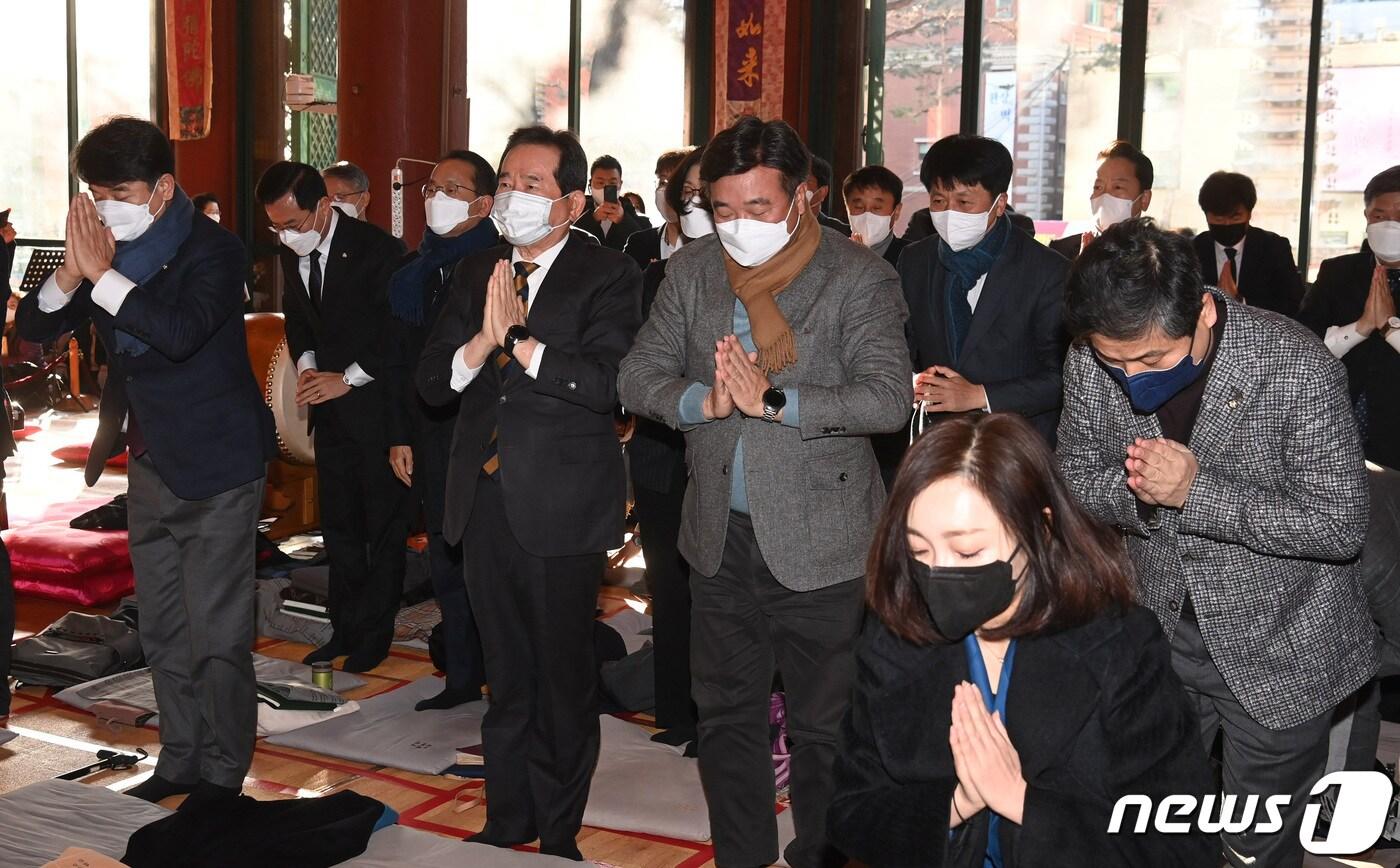 본문 이미지 - 정세균 전 국무총리와 윤호중 민주당 원내대표 등 의원들이 17일 오전 서울 종로구 조계사를 방문해 조계종 총무원장 원행스님을 만나기 앞서 대웅전에서 참배하고 있다. 2022.1.17/뉴스1 ⓒ News1 국회사진취재단
