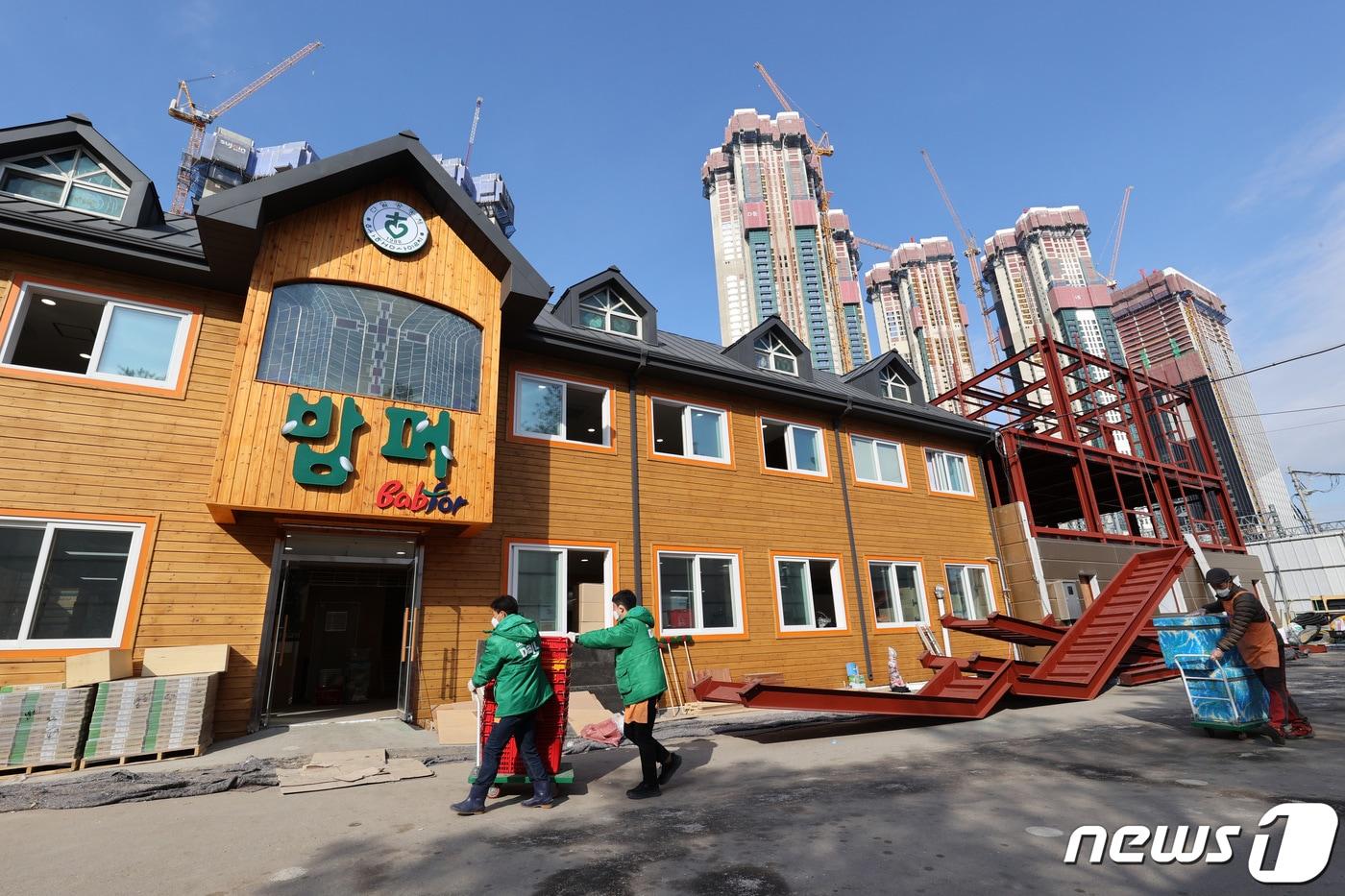 본문 이미지 - 34년째 노숙인과 노인을 대상으로 무료급식사업을 벌인 밥퍼나눔운동(밥퍼). 2022.1.17 ⓒ 뉴스1 박지혜 기자