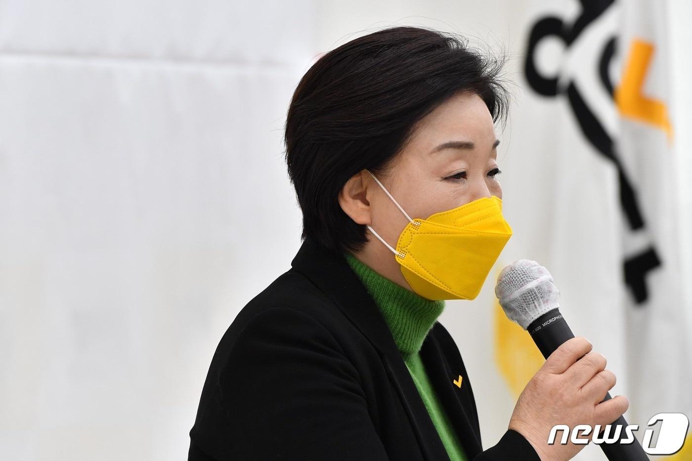 심상정 정의당 대선 후보가 17일 서울 여의도 국회에서 대국민 기자회견을 하고 있다. 지난 12일부터 모든 일정을 중단한 채 칩거를 이어왔던 심 후보는 이날 공식 일정을 재개하며 "저 심상정은 결코 여기서 멈춰서지 않겠다. 이번 대선에서 국민들께 심상정과 정의당의 재신임을 구하겠다＂고 밝혔다. 2022.1.17/뉴스1 ⓒ News1 이동해 기자