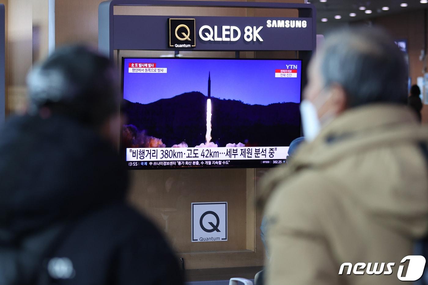 본문 이미지 - 지난 1월17일 서울역에서 시민들이 대형TV를 통해 북한의 미사일 발사 관련 뉴스를 시청하고 있다. 2022.1.17/뉴스1 ⓒ News1 안은나 기자
