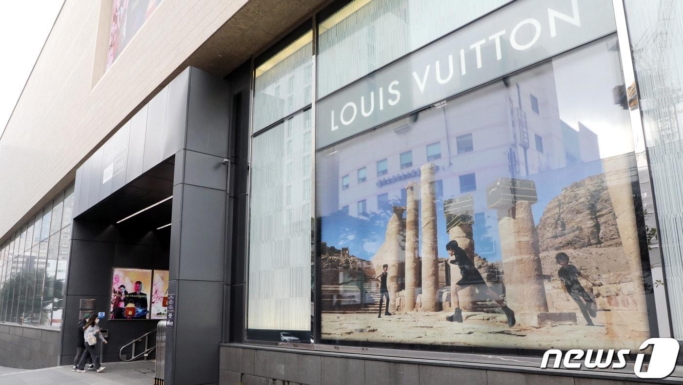 17일 오후 루이비통 옥외 광고판이 걸린 제주시 연동 신라면세점으로 관광객과 시민들이 들어가고 있다. 글로벌 명품 브랜드 루이비통이 국내 시내면세점 매장 철수 수순에 들어간 가운데 롯데면세점 제주점 루이비통 매장이 지난 1일부로 운영을 중단했다. 2022.1.17/뉴스1 ⓒ News1 오현지 기자