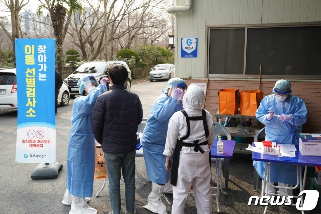 본문 이미지 - 목포시 보건소가 찾아가는 이동선별진료소 검사를 통해 방역 취약시설에 대한 코로나19 검사를 실시하고 있다.(목포시 제공)2022.1.17/뉴스1 