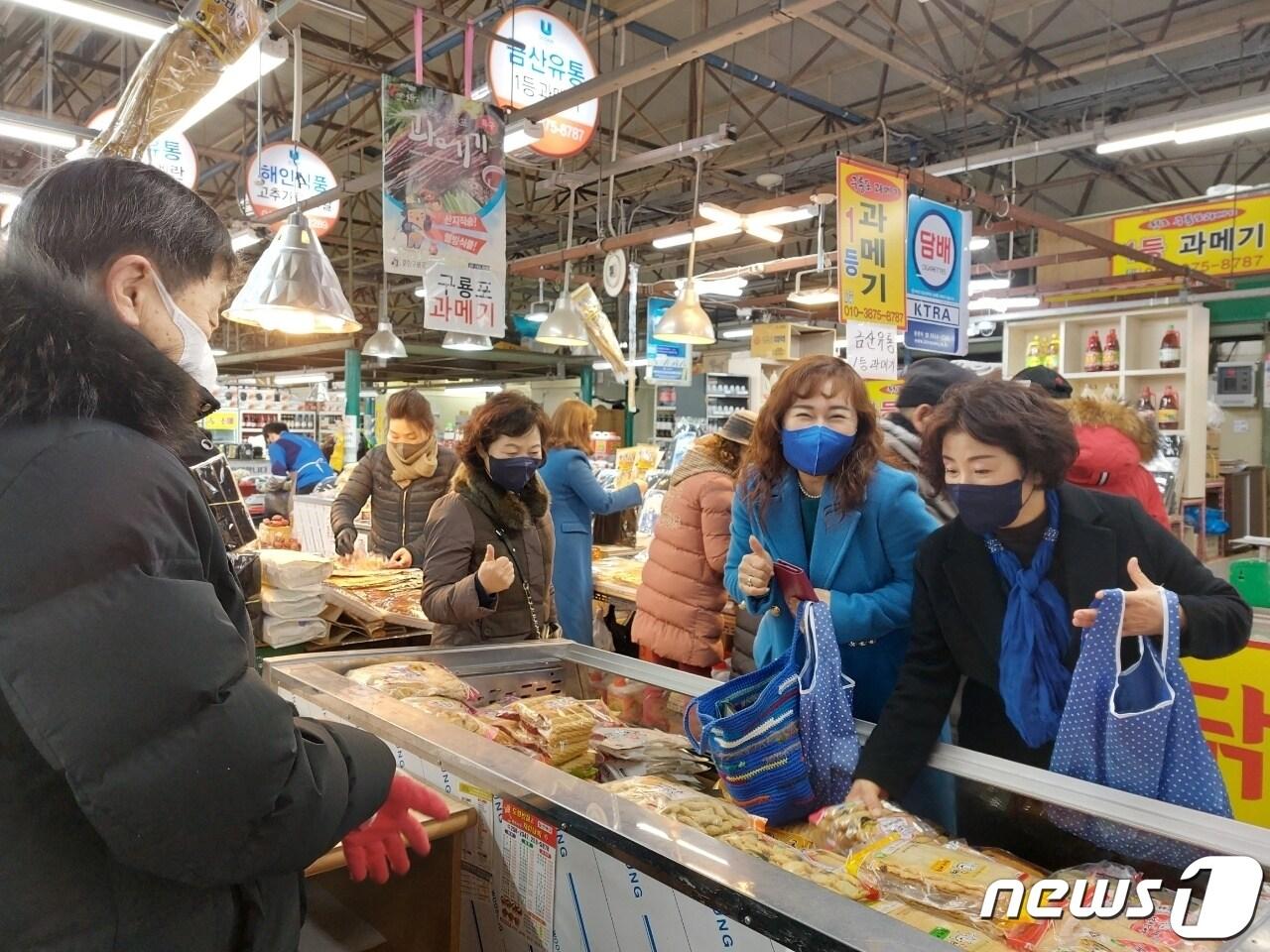 본문 이미지 - 부울경메가시티 여성위원회가 설 연휴를 앞둔 지난 17일 울산 농수산물도매시장을 찾아 '파란 장바구니' 행사를 가졌다,(민주당 울산시당 제공)ⓒ 뉴스1