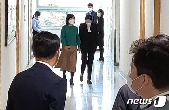 본문 이미지 - 조국 전 법무부 장관의 딸 조민씨가 17일 오후 경남 진주 경상국립대병원 지역암센터에서 2022년도 전공의(레지던트 1년차) 면접을 본 후 밖으로 나오고 있다. 2022.1.17/뉴스1 ⓒ News1 한송학 기자