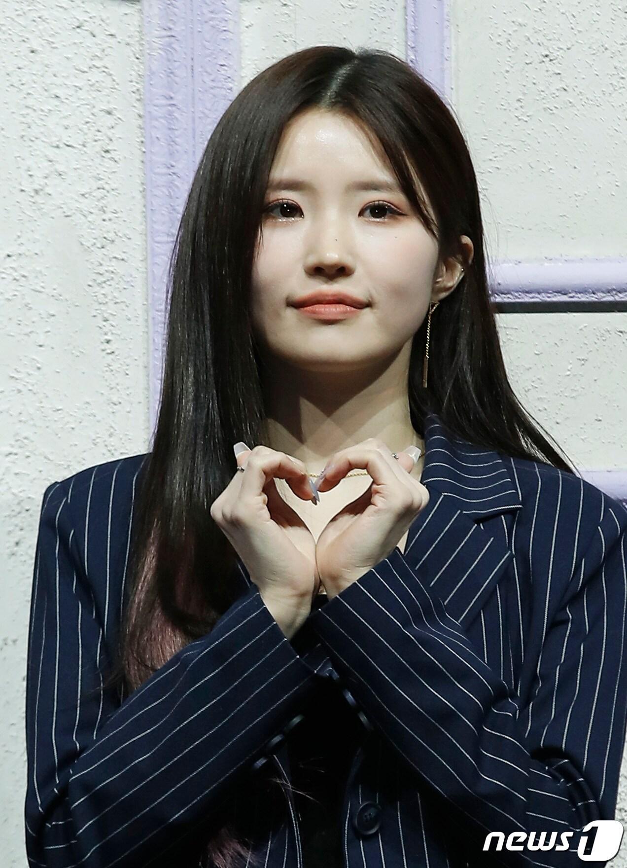 본문 이미지 - 프로미스나인(fromis_9) 송하영이 17일 오후 서울 블루스퀘어에서 열린 미니 4집 '미드나잇 게스트(Midnight Guest)' 발매 기념 쇼케이스에 참석해 포즈를 취하고 있다. 2022.1.17/뉴스1 ⓒ News1 권현진 기자