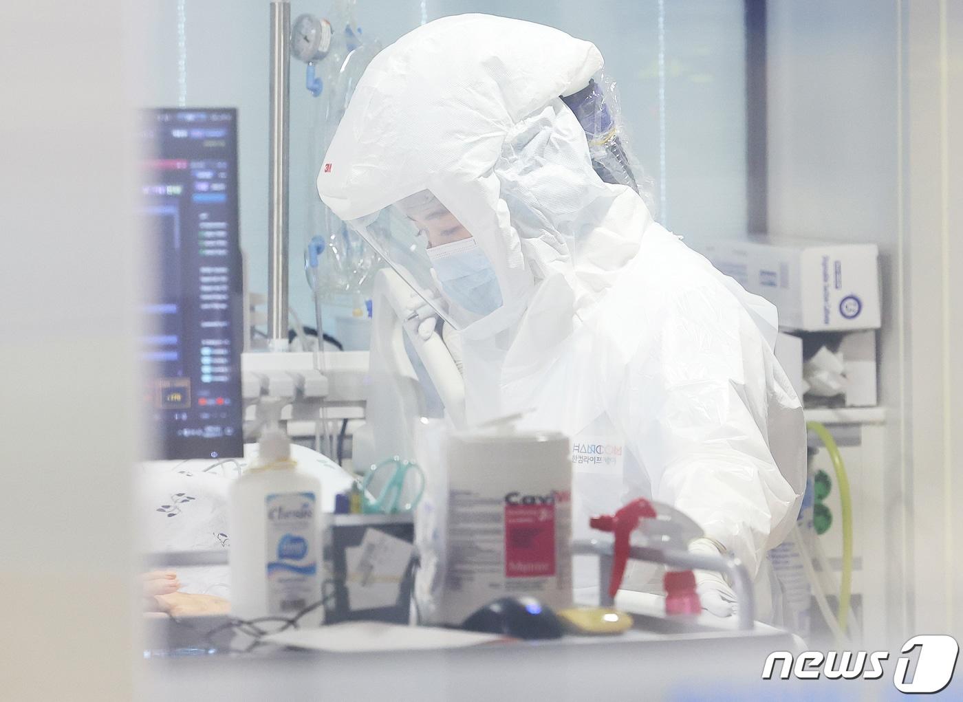 본문 이미지 - 경기도 성남시 분당서울대병원 국가지정치료병상에서 의료진이 환자를 돌보고 있다. 2022.1.17/뉴스1 ⓒ News1 경기사진공동취재단