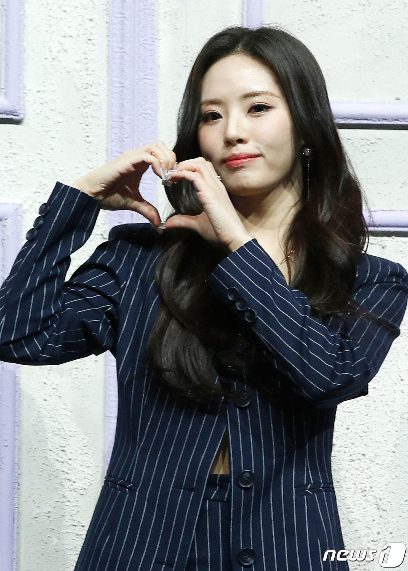 본문 이미지 - 프로미스나인(fromis_9) 박지원이 17일 오후 서울 블루스퀘어에서 열린 미니 4집 '미드나잇 게스트(Midnight Guest)' 발매 기념 쇼케이스에 참석해 포즈를 취하고 있다. 2022.1.17/뉴스1 ⓒ News1 권현진 기자