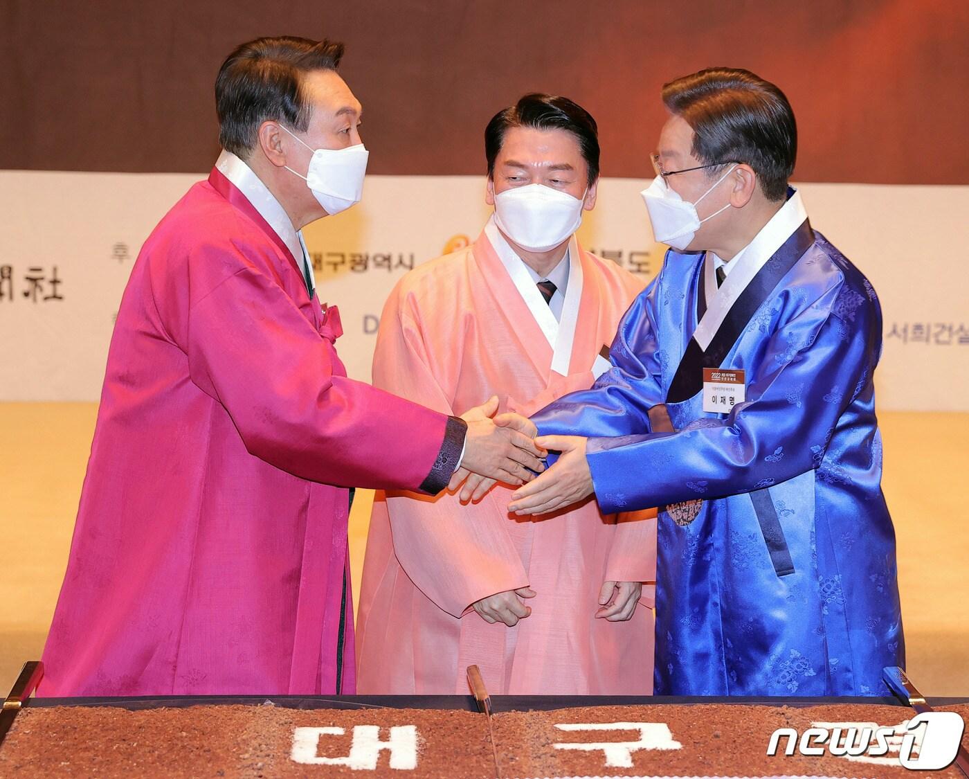 본문 이미지 - 윤석열 국민의힘 대선 후보, 안철수 국민의당 대선 후보, 이재명 더불어민주당 대선 후보가 지난달 17일 서울 중구 프레스센터에서 열린 2022 재경 대구경북인 신년교례회에 참석해 기념촬영을 마치고 인사를 나누고 있다./뉴스1 ⓒ News1 국회사진취재단