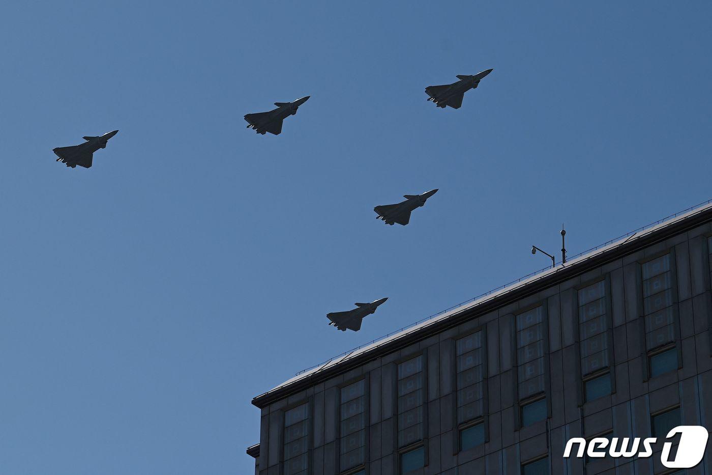 본문 이미지 - 중국 젠(J)-20 스텔스 전투기가 2021년 6월 19일(현지시간) 공산당 창당 100주년 기념행사의 리허설에서 편대를 이루어 비행하고 있다. ⓒ AFP=뉴스1