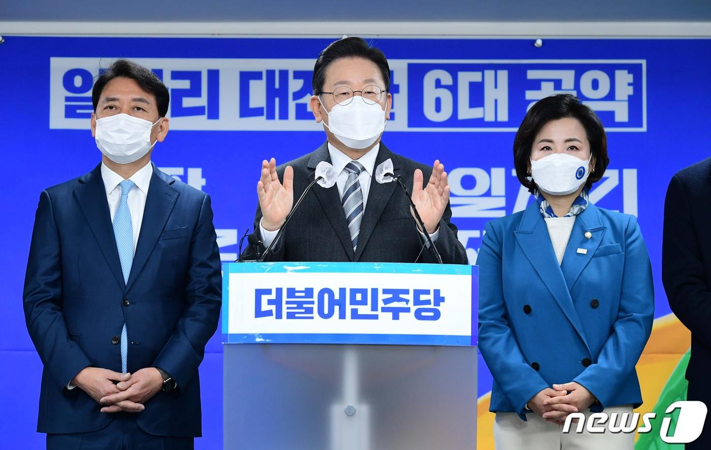 본문 이미지 - 이재명 더불어민주당 대선후보가 18일 서울 여의도 민주당사에서 일자리 대전환 6대 공약을 발표하고 있다. 2022.1.18/뉴스1 ⓒ News1 오대일 기자