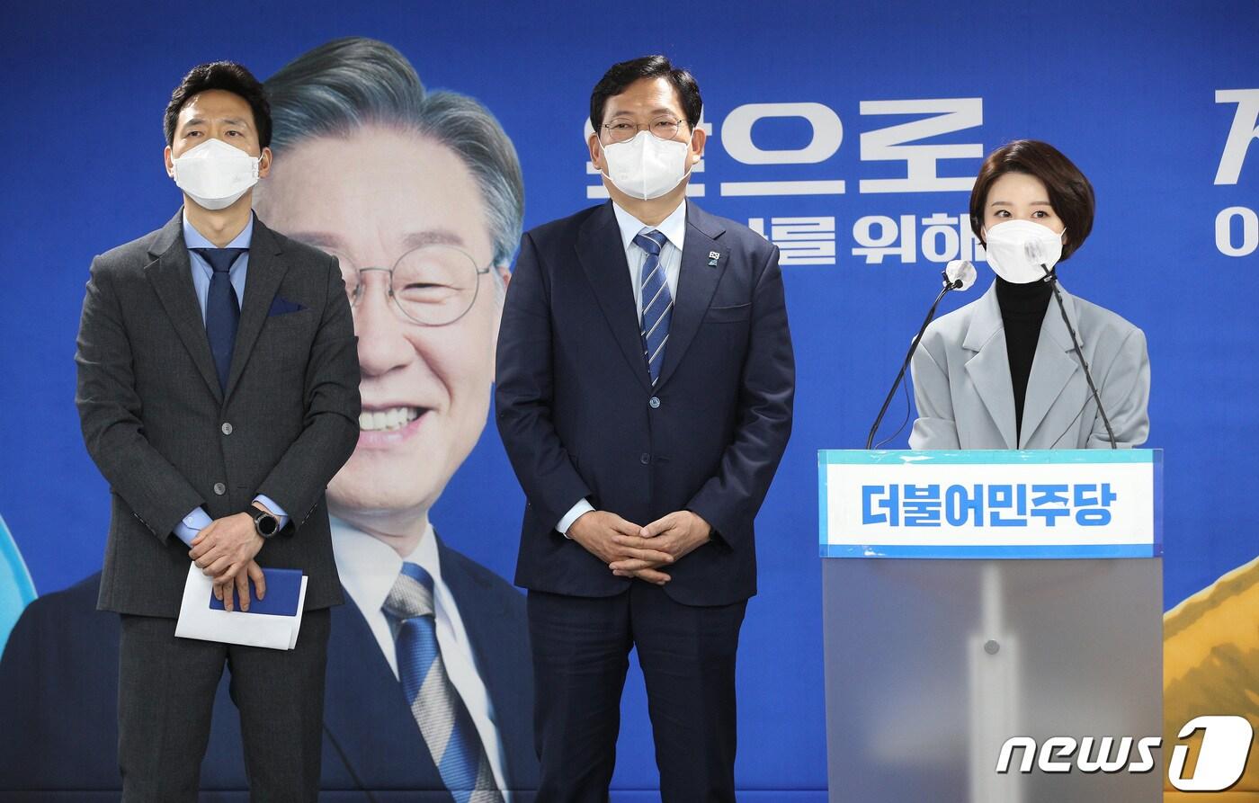 송영길 더불어민주당 대표(가운데)가 18일 오전 서울 여의도 당사에서 방송언론 국가인재 영입을 발표하며 이정헌 전 JTBC 기자와 안귀령 전 YTN 앵커(오른쪽)를 소개하고 있다. 2022.1.18/뉴스1 ⓒ News1 이동해 기자