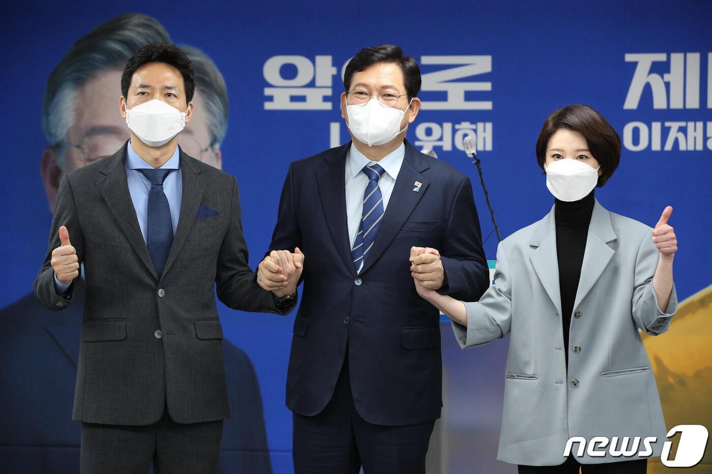 송영길 더불어민주당 대표(가운데)가 지난 2022년 1월18일 오전 서울 여의도 당사에서 방송언론 국가인재 영입 발표를 마친 뒤 이정헌 전 JTBC 기자(왼쪽), 안귀령 전 YTN 앵커와 기념사진을 찍고 있다./뉴스1 ⓒ News1 이동해 기자