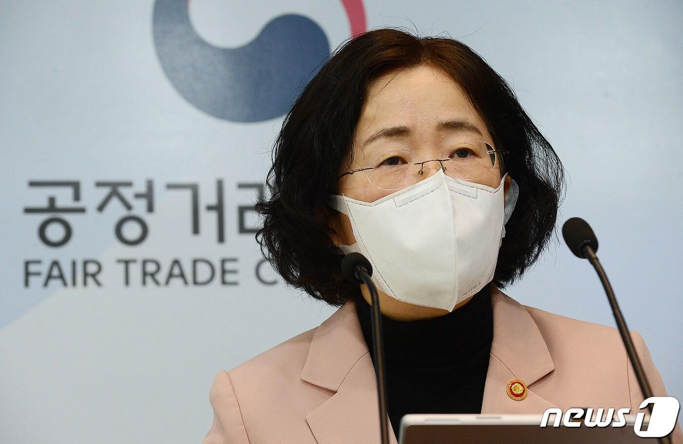 본문 이미지 - 조성욱 공정거래위원장이 18일 정부세종청사 공정위 기자실에서 23개 국내외 컨테이너 정기선사의 한-동남아 항로 해상운임 담합 제재 관련 브리핑을 하고 있다(공정위 제공). ⓒ 뉴스1
