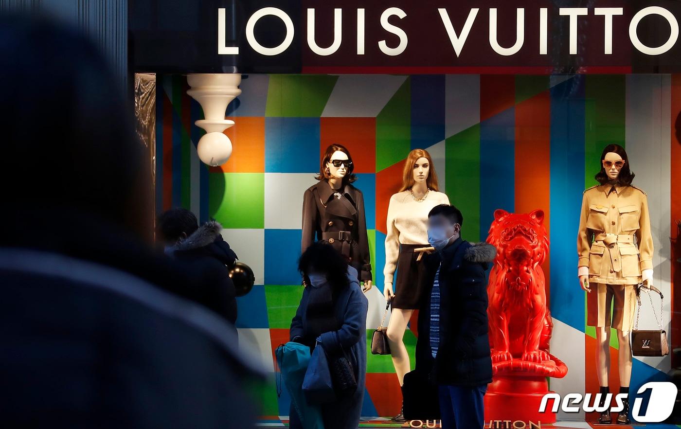 18일 서울 시내의 한 백화점 루이비통 매장 앞에 입장을 기다리는 시민들이 줄을 서 있다. 2022.1.18/뉴스1 ⓒ News1 권현진 기자