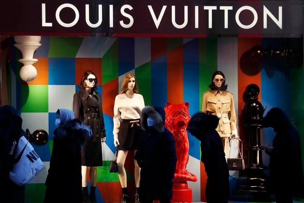 본문 이미지 - 서울 시내 한 백화점 루이비통 매장. 2022.1.18/뉴스1 ⓒ News1 권현진 기자