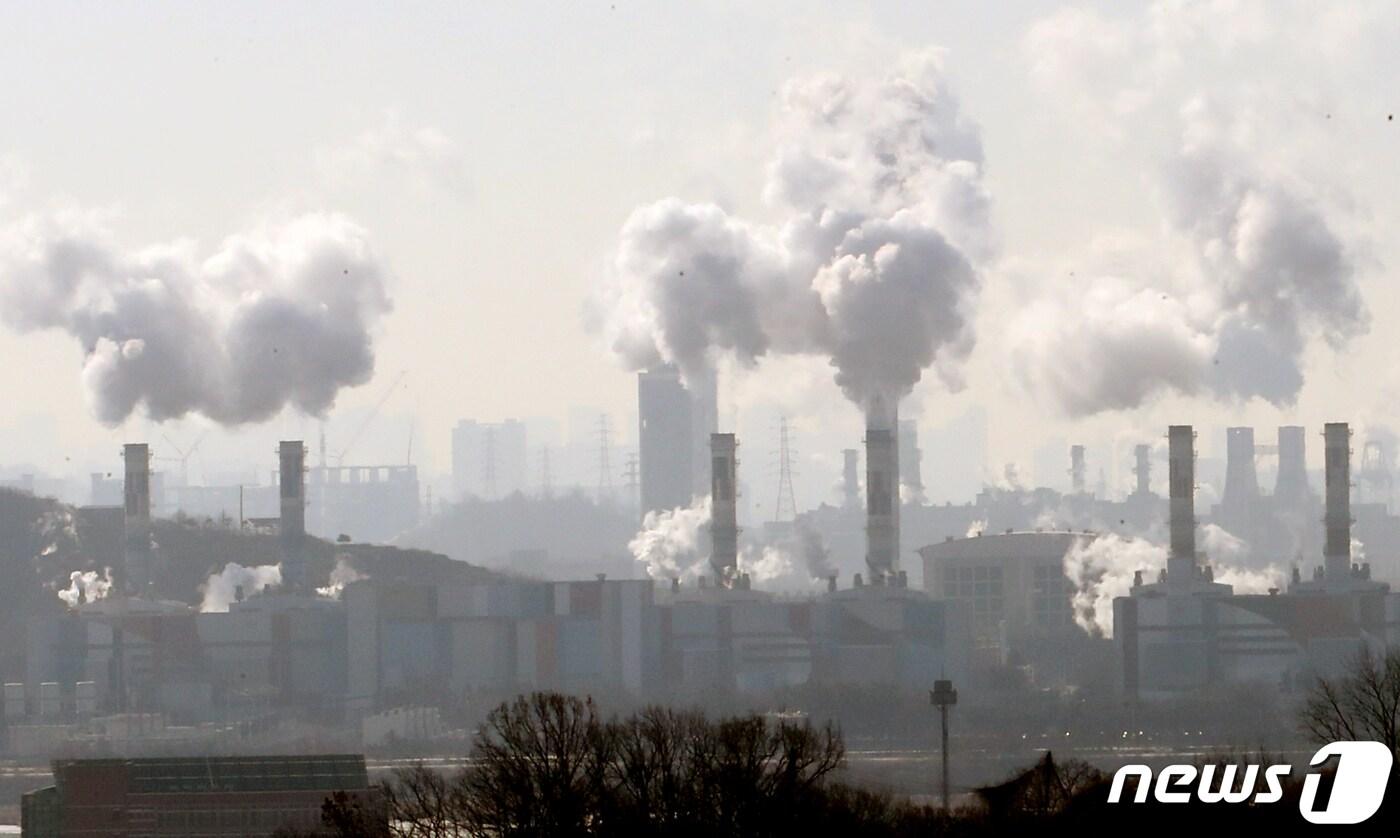 인천시 경인 아라뱃길에서 바라본 서구 경서동 천연가스발전본부 굴뚝에 하얗게 수증기가 피어오르고 있다. &#40;자료사진&#41; 2022.1.12/뉴스1 ⓒ News1 정진욱 기자
