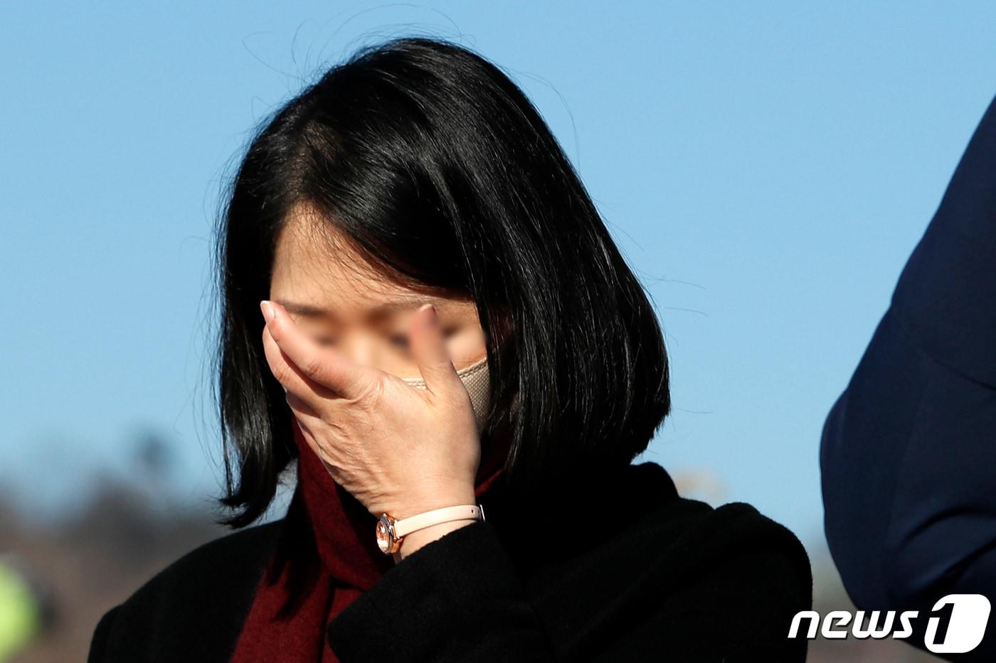 본문 이미지 - 북한군 피격으로 서해상에서 숨진 해양수산부 공무원 이대진씨의 부인이 서울 종로구 청와대 분수대 앞에서 기자회견을 열고 당시 진상 규명을 약속한 문재인 대통령의 편지 반환 및 청와대 정보공개 승소판결에 관한 입장 표명을 하던 중 눈물을 훔치고 있다.2022.1.18/뉴스1 ⓒ News1 이승배 기자