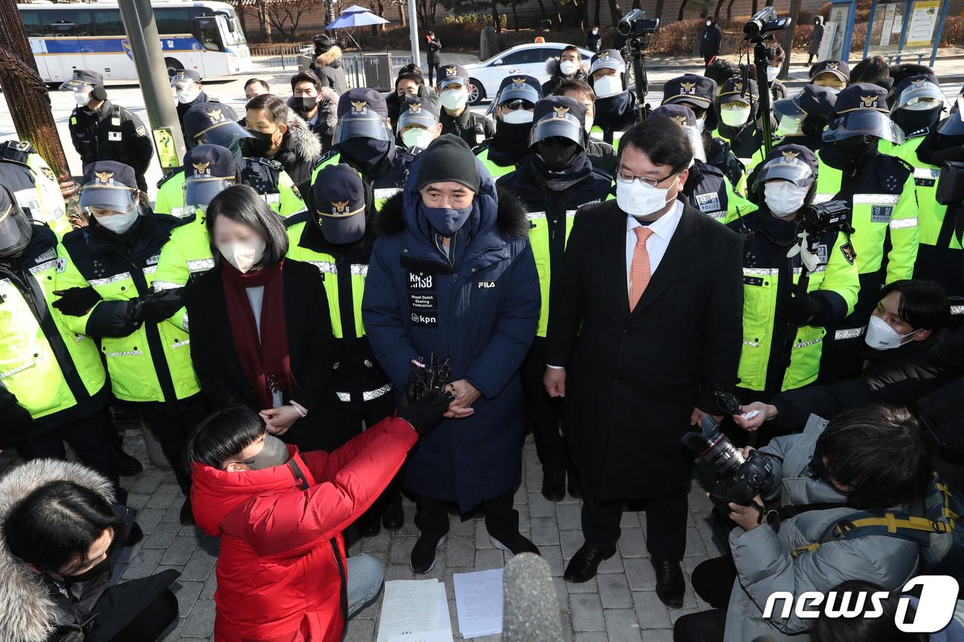 본문 이미지 - 2020년 9월 북한군 피격으로 서해상에서 숨진 해양수산부 공무원 이모씨 유가족과 김기윤 변호사가 지난 1월18일 서울 종로구 청와대 분수대 앞에서 기자회견을 하고 있다. 2022.1.18/뉴스1 ⓒ News1 이승배 기자