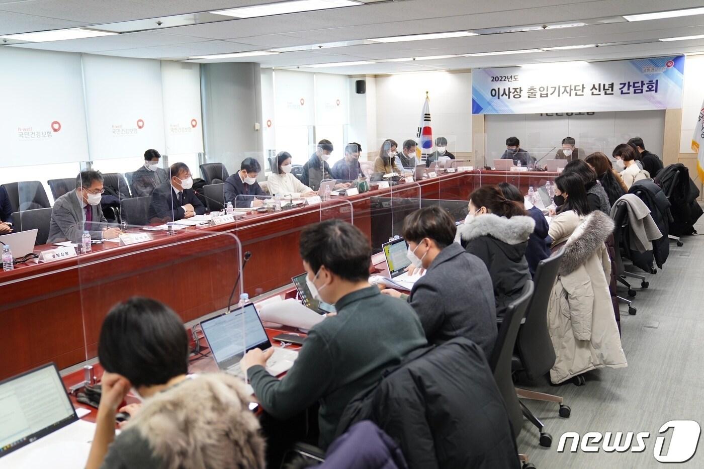 본문 이미지 - 강도태 국민건강보험공단 이사장이 18일 서울 여의도 국민건강보험공단 서울강원지역본부 세미나실에서 신년 기자간담회를 갖고 있다.ⓒ 뉴스1