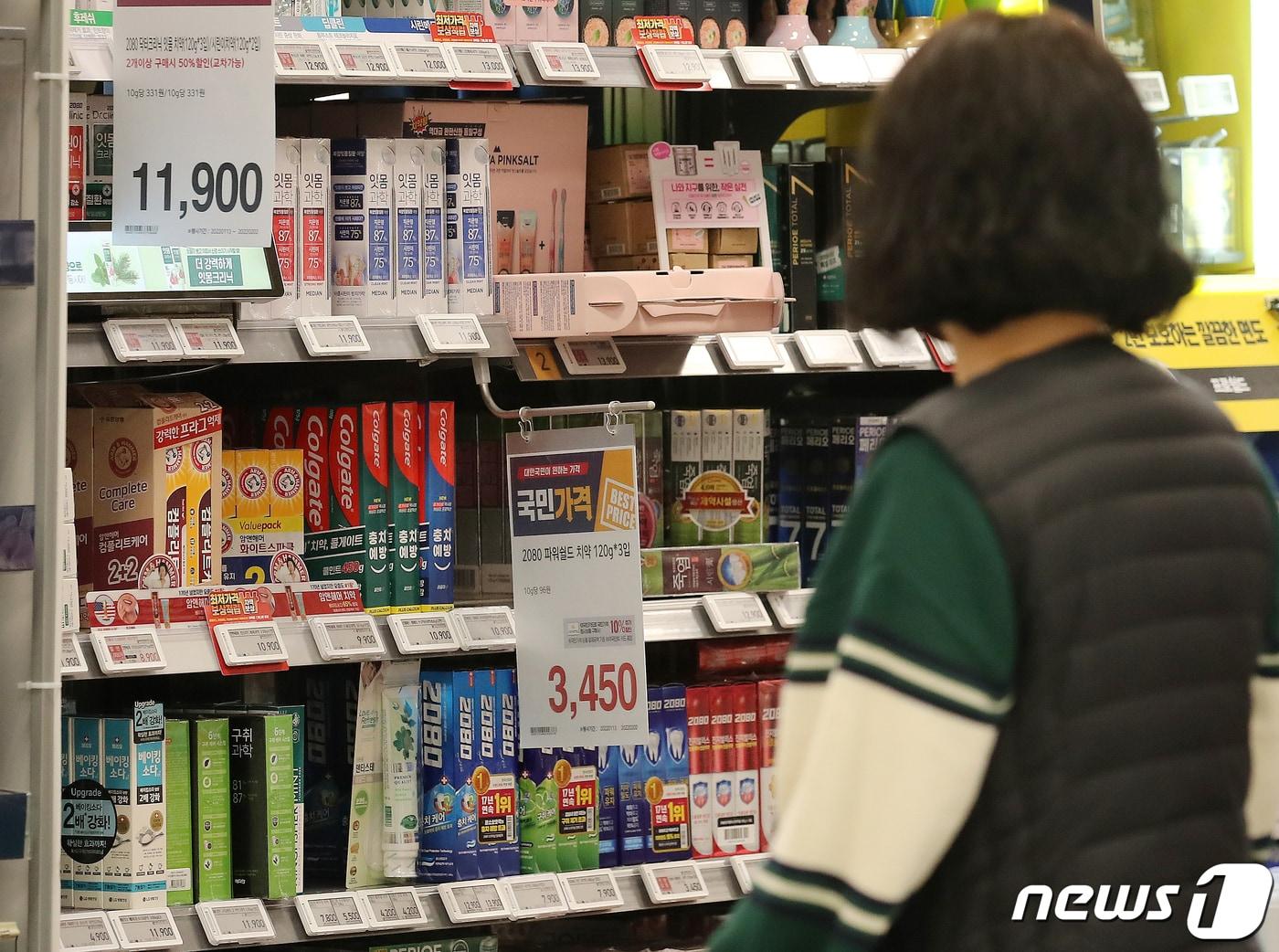 본문 이미지 - 서울 시내 한 대형마트의 생필품 코너.  2022.1.18/뉴스1 ⓒ News1 김진환 기자