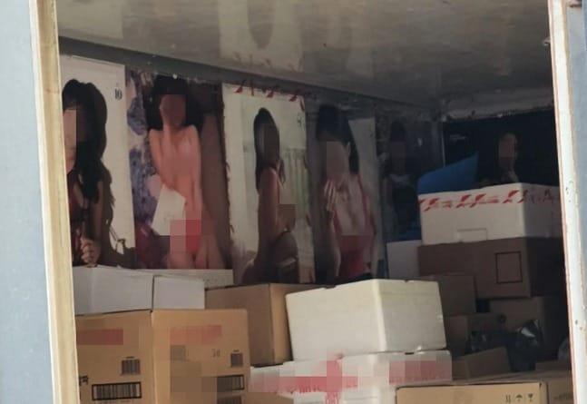 본문 이미지 - 한 택배 기사 차량 내부에 부착된 노출 여성 포스터. (온라인 커뮤니티 갈무리) ⓒ 뉴스1