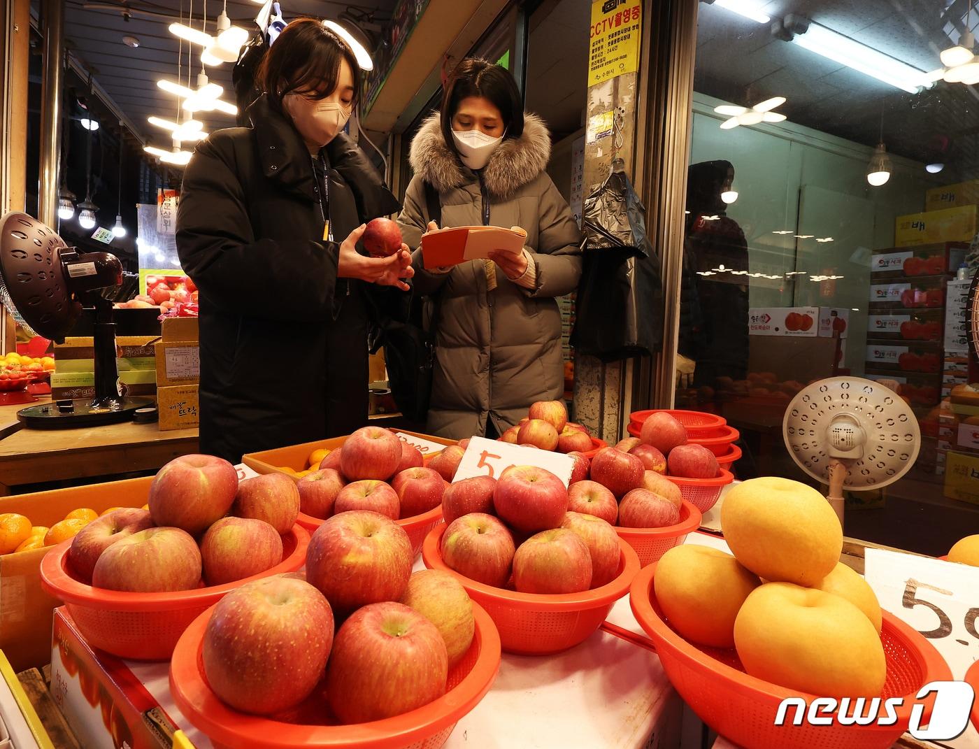 본문 이미지 - 국립농산물품질관리원 수원사무소 원산지기동반 관계자들이 18일 오후 경기도 팔달구 못골시장에서 원산지 표기 점검을 하고 있다. 2022.1.18/뉴스1 ⓒ News1 이재명 기자