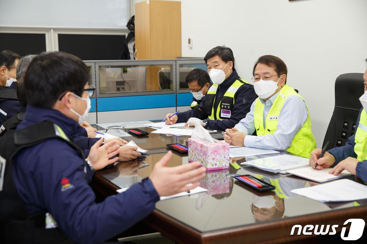본문 이미지 - 17일 박형덕 사장이 태안발전본부 협력사 현장직원들과 안전컨설팅 중이다. ⓒ 뉴스1