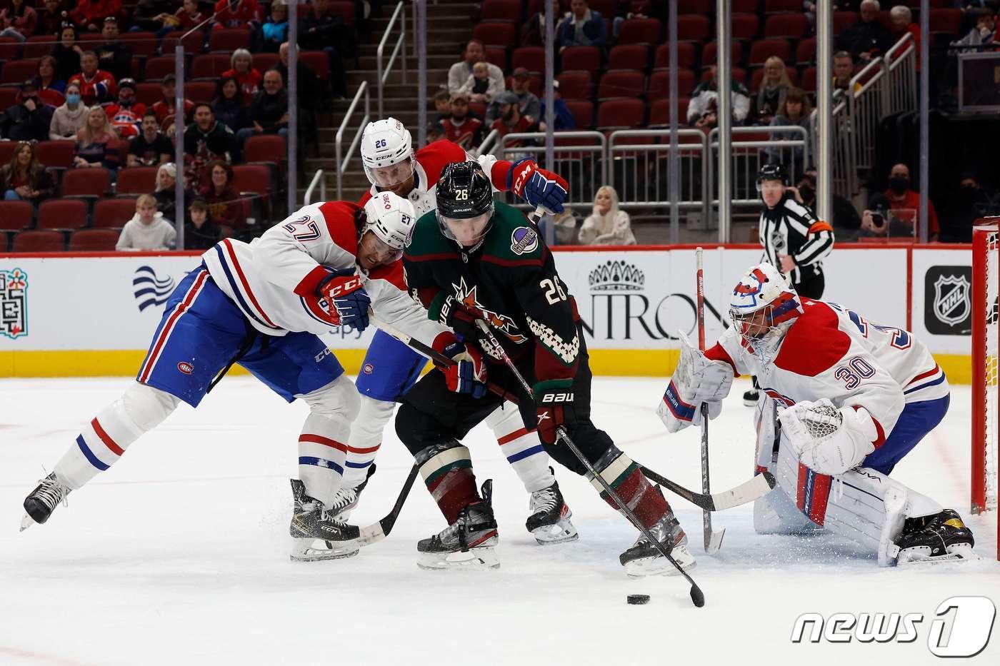 NHL에서 치열한 몸싸움을 펼치고 있는 선수들의 모습.  ⓒ AFP=뉴스1