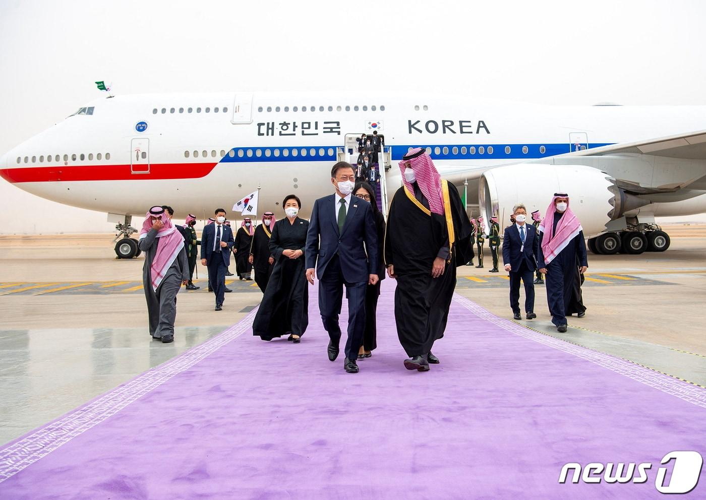 본문 이미지 - 아랍에미리트(UAE)와 사우디아라비아, 이집트 등 중동 3개국을 순방 중인 문재인 대통령이 18일(현지시간) 사우디아라비아 킹칼리드 국제공항에 도착해 모하메드 빈 살만 왕세자와 함께 의장대를 사열하고 있다. ⓒ 로이터=뉴스1