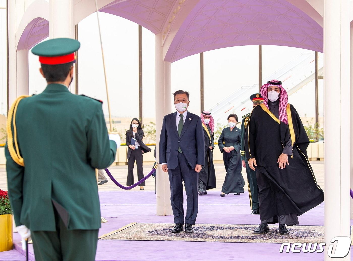 본문 이미지 - 아랍에미리트(UAE)와 사우디아라비아, 이집트 등 중동 3개국을 순방 중인 문재인 대통령이 18일(현지시간) 사우디아라비아 킹칼리드 국제공항에 도착해 모하메드 빈 살만 왕세자와 함께 의장대를 사열하고 있다. ⓒ 로이터=뉴스1