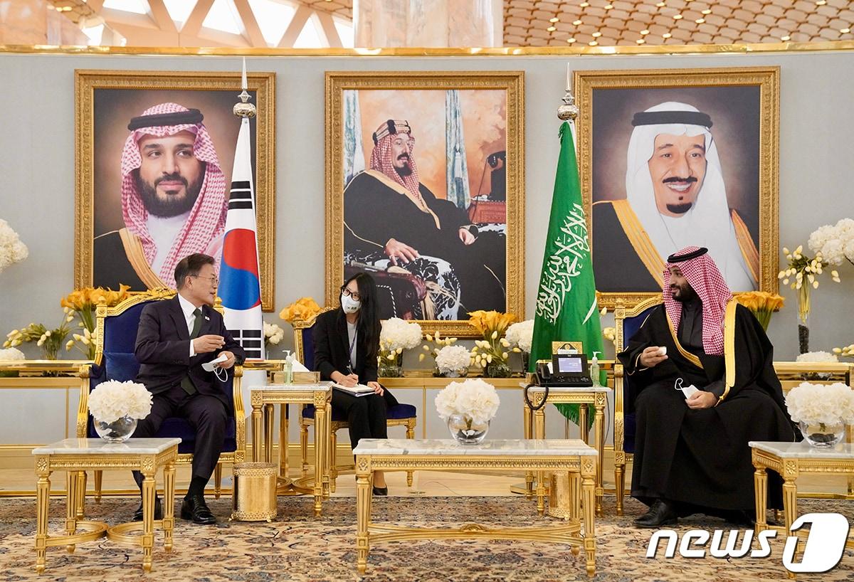 본문 이미지 - 아랍에미리트(UAE)와 사우디아라비아, 이집트 등 중동 3개국을 순방 중인 문재인 대통령이 18일(현지시간) 사우디아라비아 킹칼리드 국제공항에 도착해 모하메드 빈 살만 왕세자와 환담을 나누고 있다.(청와대 페이스북) 2022.1.18/뉴스1