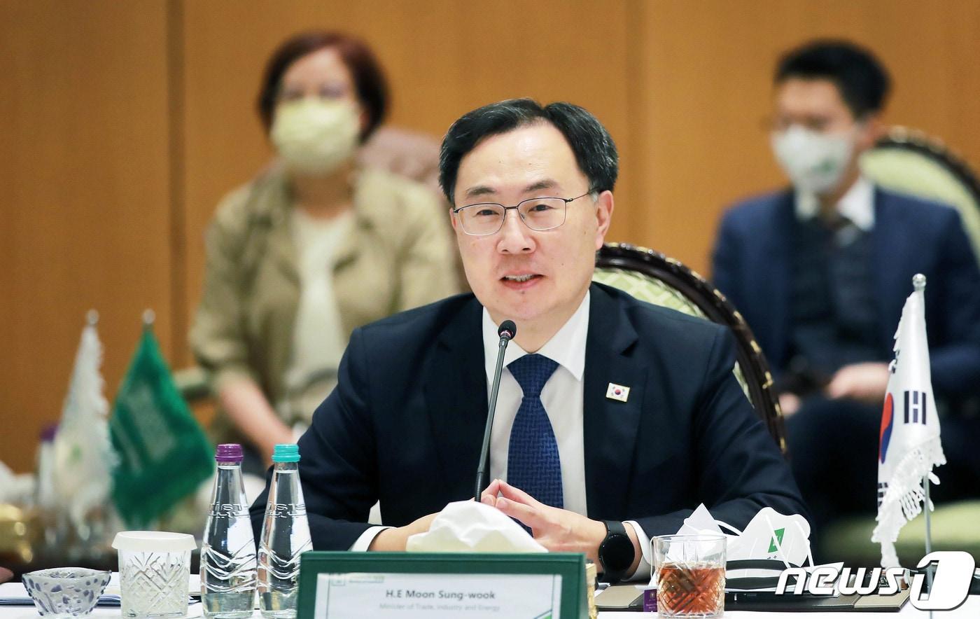 본문 이미지 - 문승욱 산업통상자원부 장관이 18일(현지시간) 사우디 리야드 리츠칼튼호텔 미팅룸에서 열린 '제3차 한-사우디 비전 2030 협력 위원회'에서 인사말을 하고 있다. (산업통상자원부 제공) 2022.1.19/뉴스1