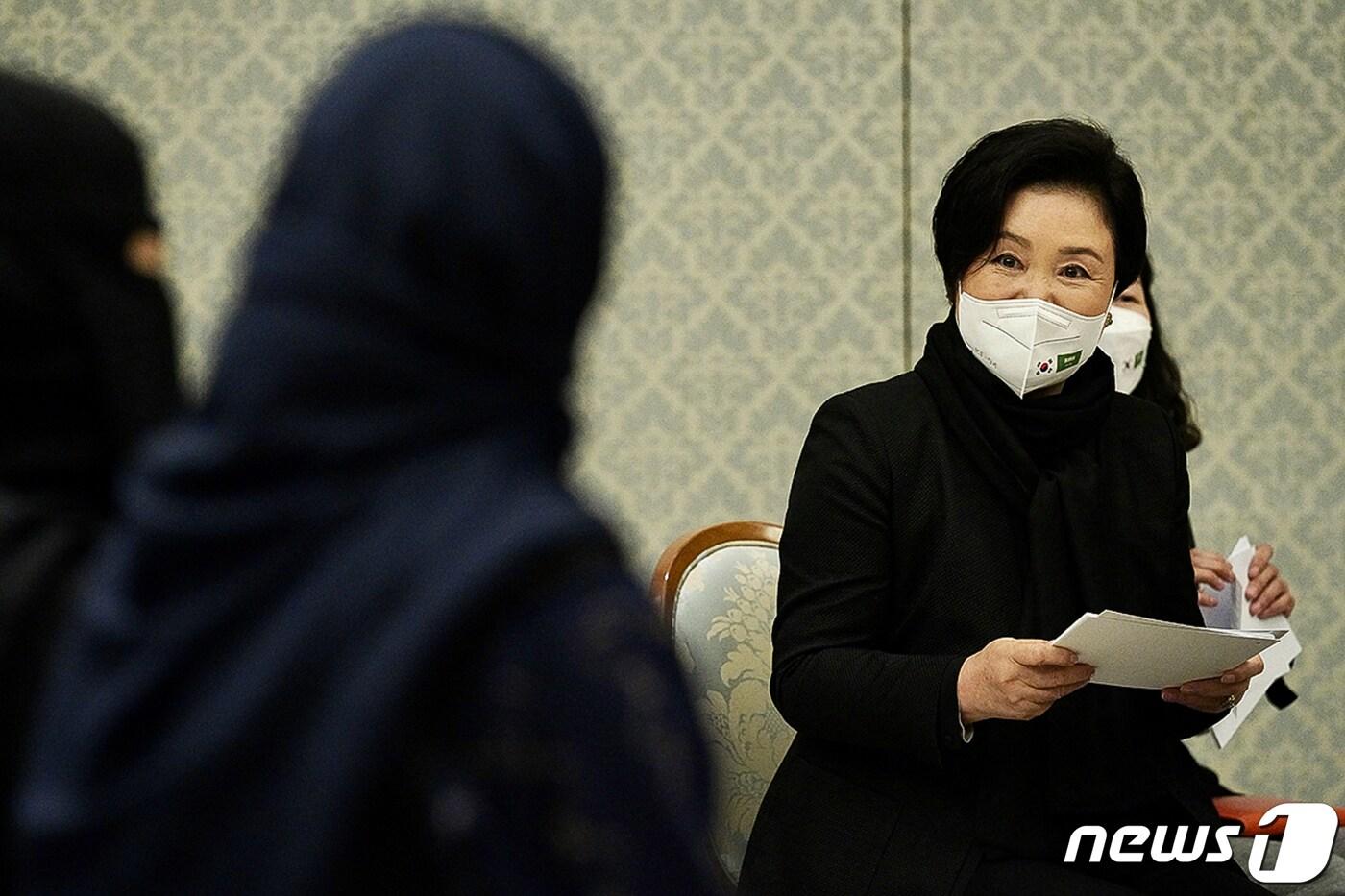 본문 이미지 - 문재인 대통령의 부인 김정숙 여사가 18일(현지시간) 사우디아라비아 리야드 프린세스 누라 대학에서 한국어 클럽 '가람' 학생들과 간담회를 열고 인사말을 하고 있다. (청와대 제공) 2022.1.19/뉴스1