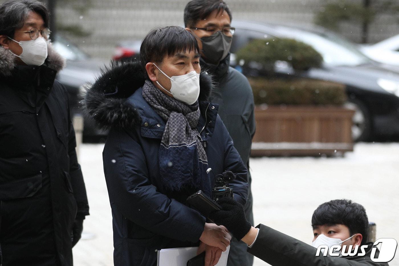 열린공감TV 취재 자문을 맡은 강진구 기자가 19일 오전 서울 서초구 서울중앙지방법원에서 열린 '열림공감TV 방영금지 및 배포금지 가처분 심문'을 앞두고 기자회견을 하고 있다. 2022.1.19/뉴스1 ⓒ News1 성동훈 기자