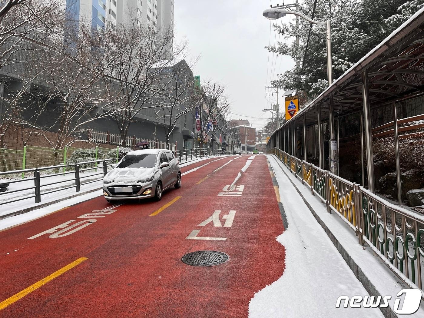 본문 이미지 - 서울 성북구 정릉동 정수초등학교 앞 도로에 열선이 설치돼 있다.&#40;사진은 기사 내용과 무관함&#41; / 뉴스1 ⓒ News1