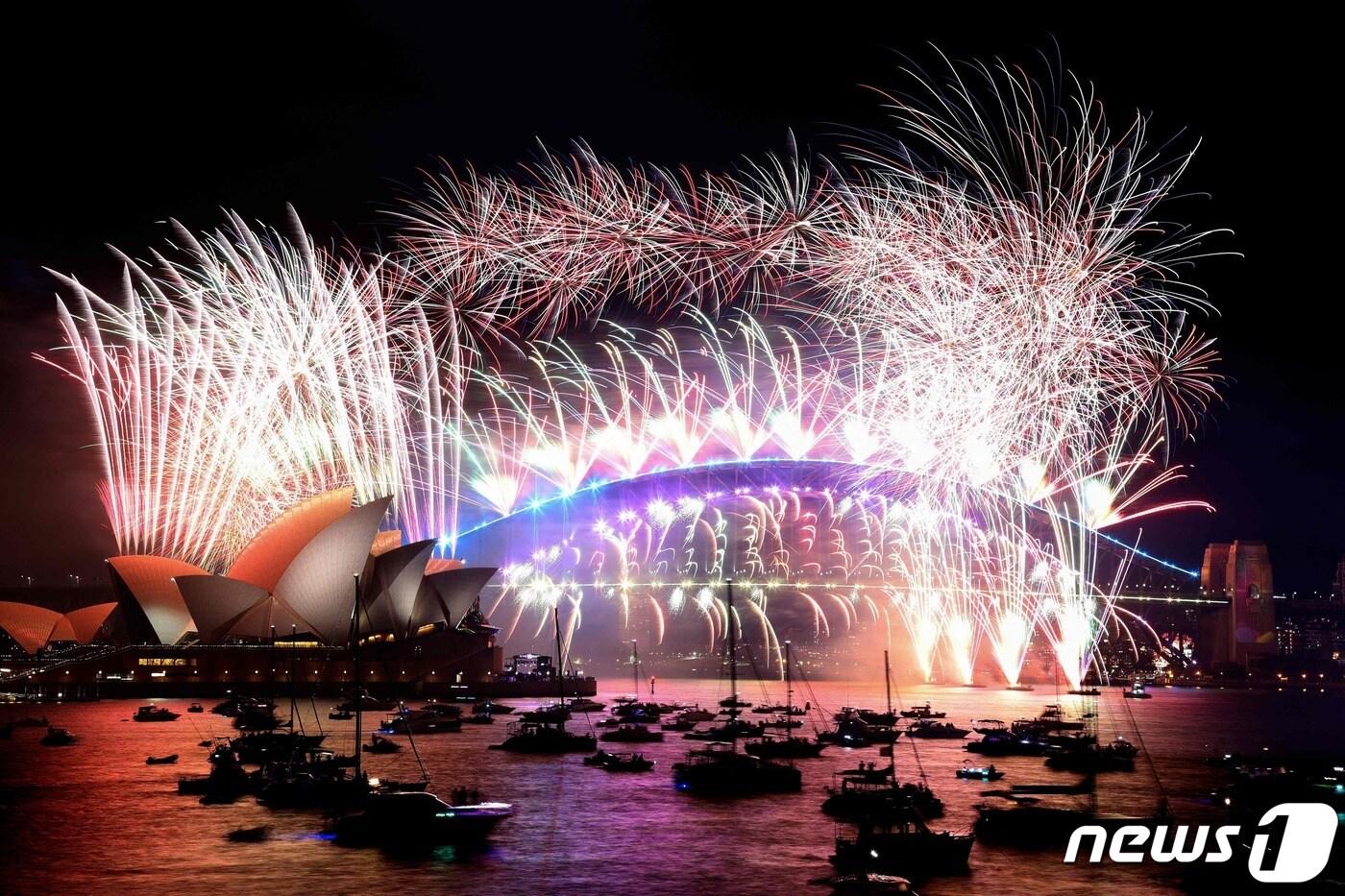 본문 이미지 - 호주 시드니에서 지난 1일(현지시간) 하버브릿지와 오페라하우스 위로 새해 전야 불꽃놀이가 진행되고 있다. 2022.01.02 ⓒ AFP=뉴스1 ⓒ News1 김민수 기자