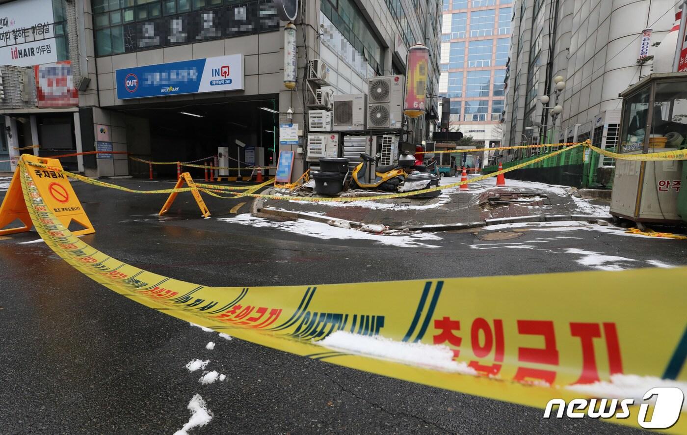 본문 이미지 - 2022년 1월2일 오전 붕괴 우려로 긴급대피령이 내려진 경기도 일산 마두역 인근 상가건물 인근 인도가 지반침하 되있다. 지하 3층, 지상 7층 규모의 해당건물은 12월 31일 오전 11시 34분께 건물지하 3층 기둥이 일부 파손됐다는 사고신고가 접수됐고 상가 입주민과 주변 건물 상인 등 300여명이 긴급대피했다. . 2022.1.2/뉴스1 ⓒ News1 박세연 기자