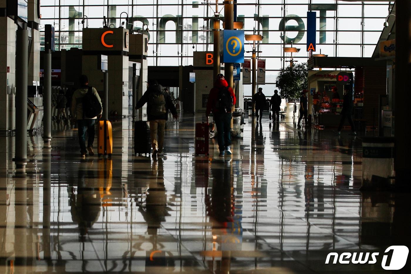 본문 이미지 - 새해 첫 주말인 지난달 2일 인천국제공항 1터미널 출국장에서 여행객들이 이동하고 있다.  ⓒ News1  